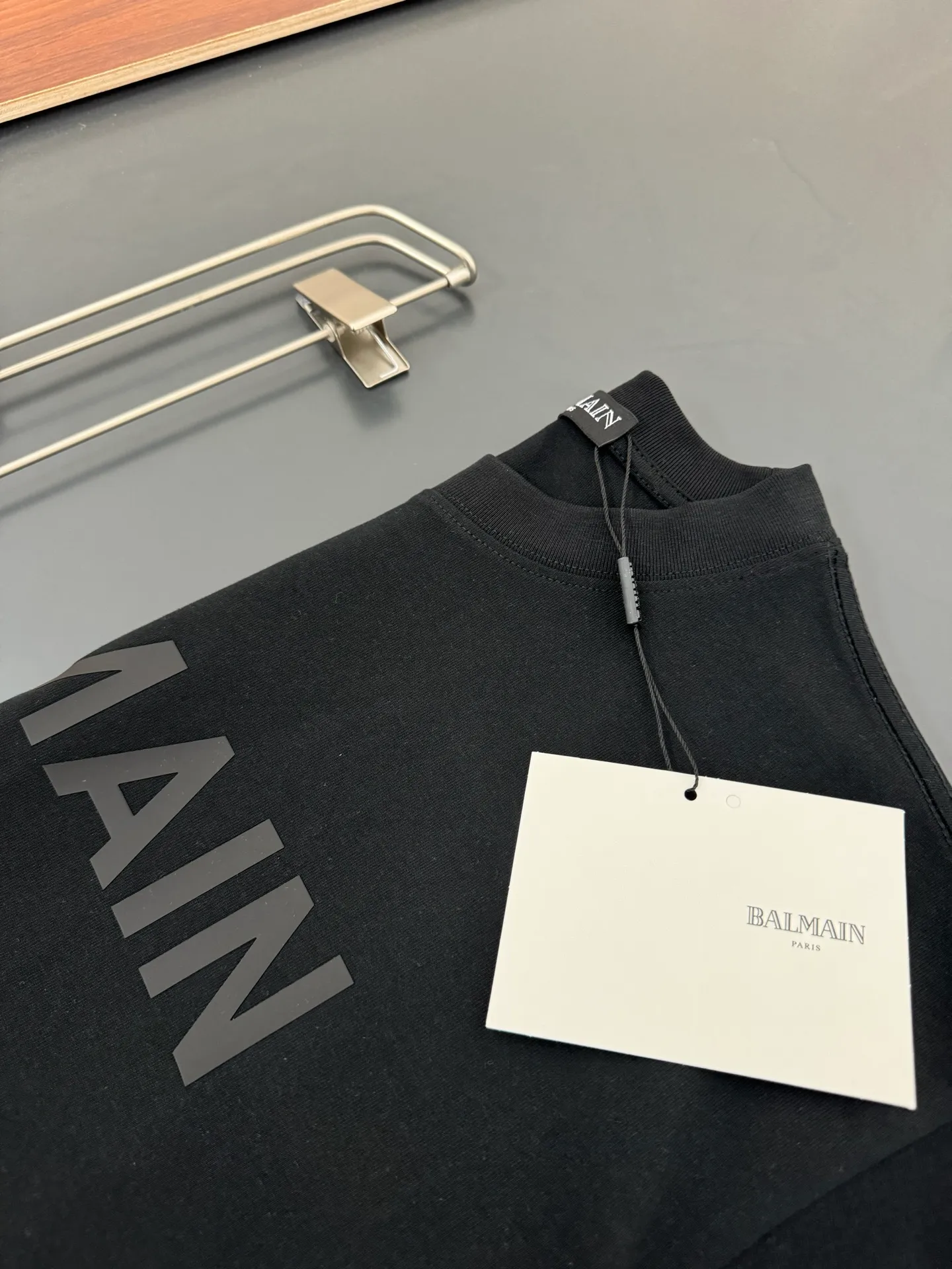 Balmain Balmain g-gram heavy cotton t-shirt thick Breathable loose fit Silicone process logo design Spring and summer New Arrival round neck fashionable short-sleeved t-shirt Comfortable against the skin, durable and easy to wear The original craftsmanship is meticulous, a must-have for casual Versatile Color: Black White Sizes: S M L XL XXL